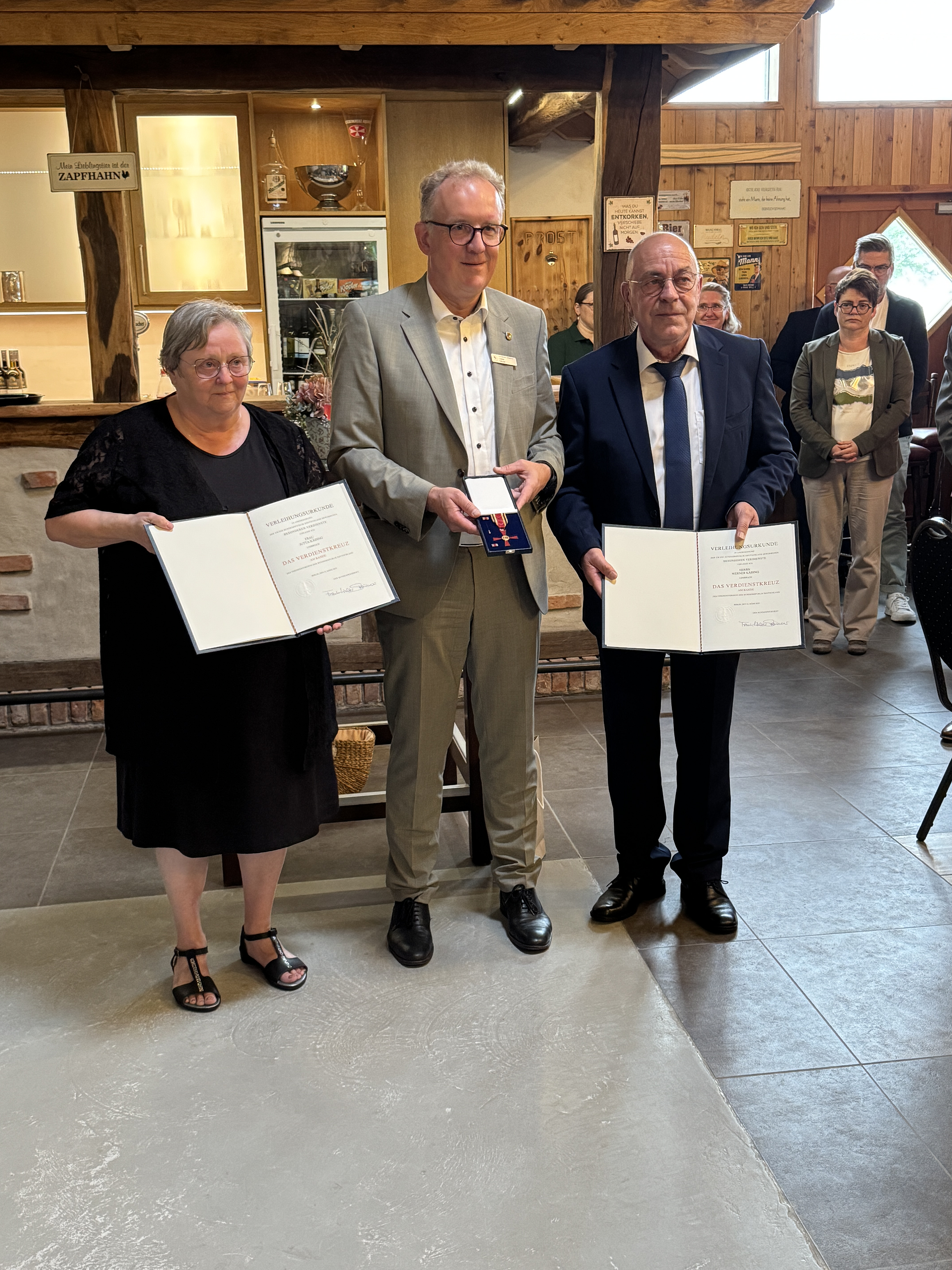 Volker Meyer überreicht Jutta und Werner Käding die Ehrungen