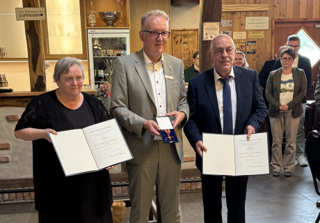 Volker Meyer überreicht Jutta und Werner Käding die Ehrungen